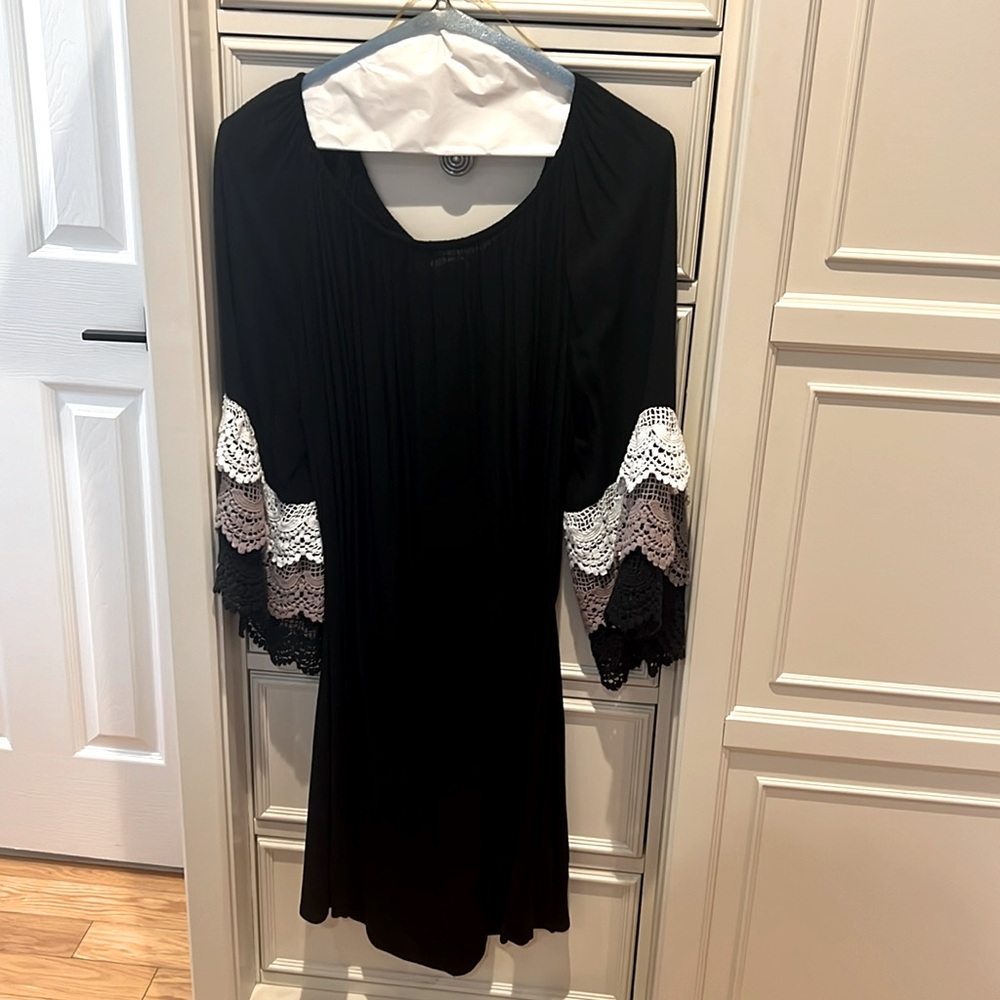 Women’s SZ M UMGEE knee length off the shoulder dress w beautiful sleeves